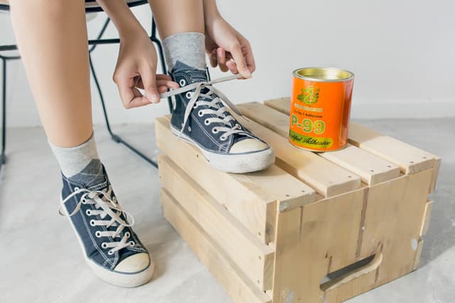 Top 10 Loại Keo Dán Giày Tốt Nhất Giúp Sửa Chữa Giày Như Mới