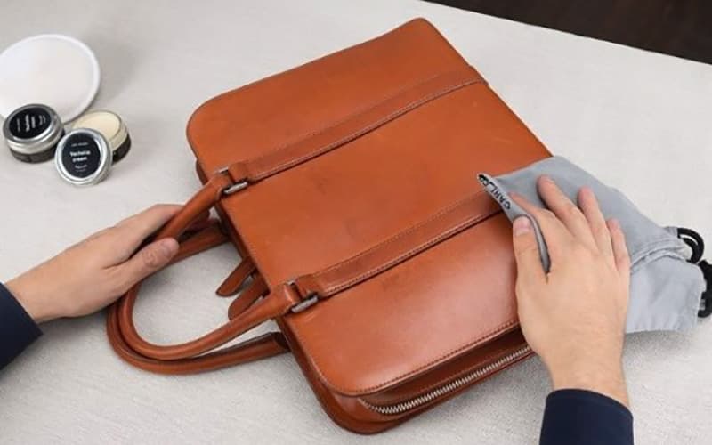 Bí Quyết Bảo Quản và Chăm Sóc Túi Xách Da Nam Đơn Giản