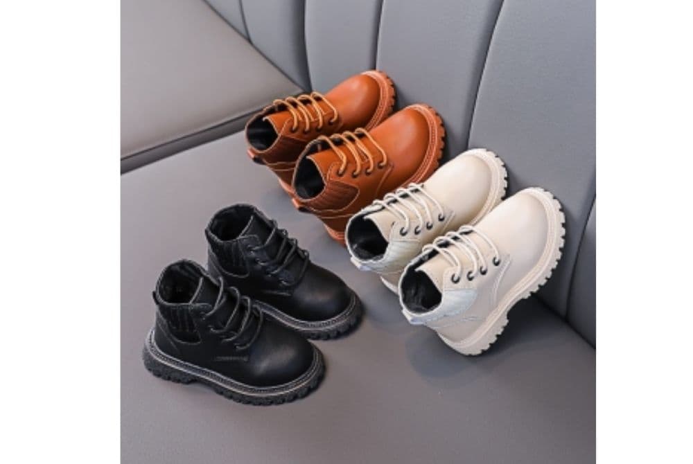 Cách mang giày boot nam trẻ em không bị đau chân