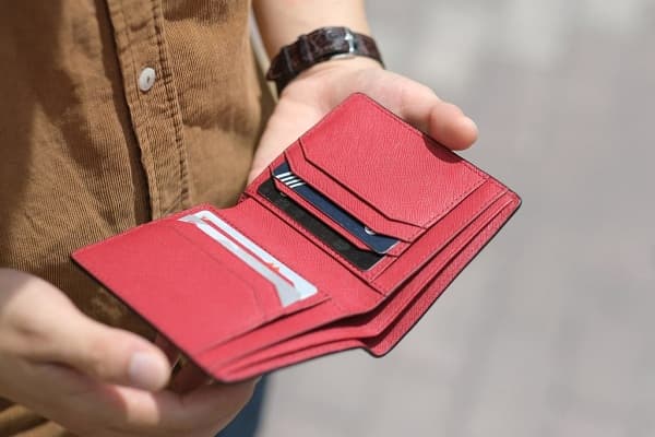 Cách sử dụng bóp tiền nam chuẩn phong thủy để thu hút tài lộc