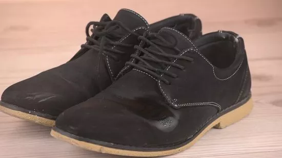  Dùng bình xịt gốc silicon để chống thấm cho giày da lộn của bạn