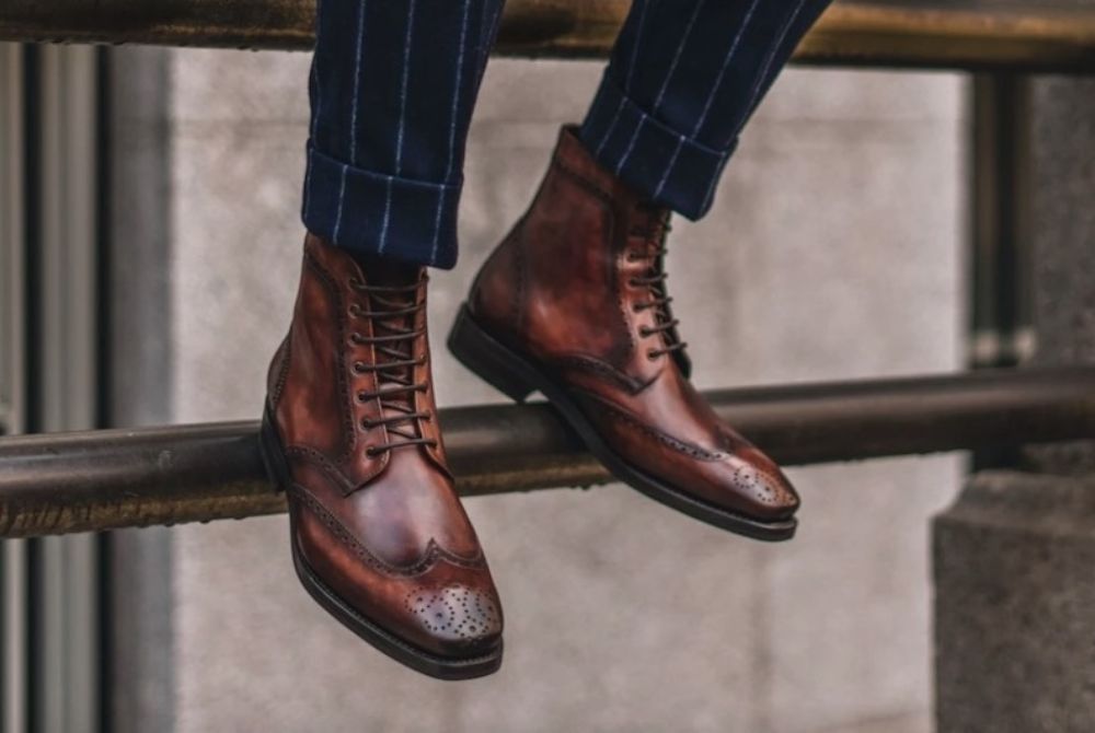 Thiết kế tiếp của giầy theo dõi phong thái Derby, Oxford tuy nhiên dạng size Boot cao cổ