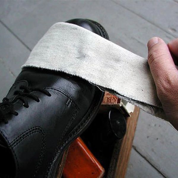 Cách giải quyết ẩm mốc trên đôi giày da