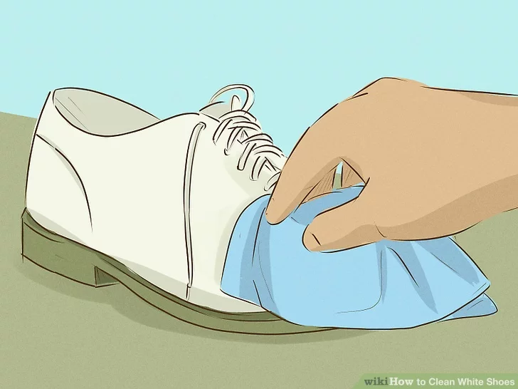Lau sạch dung dịch thuốc tẩy trên giày bằng khăn ẩm