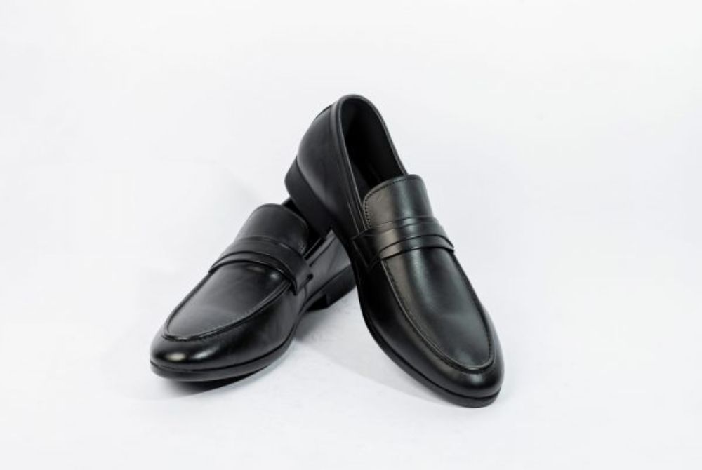 Giày lười nam thiết kế hiện đại, sang trọng phù hợp với các quý ông lịch lãm.