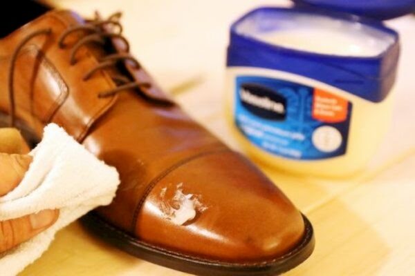 Cách giữ form giày da mềm đơn giản