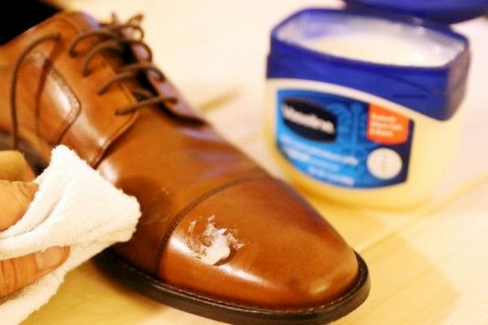 Cách giữ form giày da mềm đơn giản