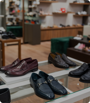 Hình ảnh các loại sản phẩm giày lười nam của Duvis tại một cửa hàng tại Hà Nội