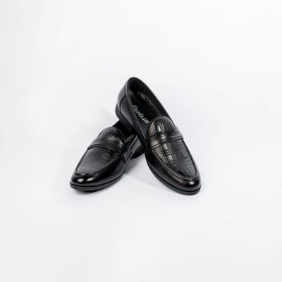 Là một đôi giày Slip – on không có giây buộc, thường có kết cấu bằng moccasin