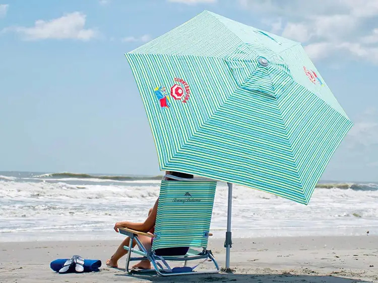 Ô che nắng mưa còn có thể là món phụ kiện thời trang đi biển hữu ích