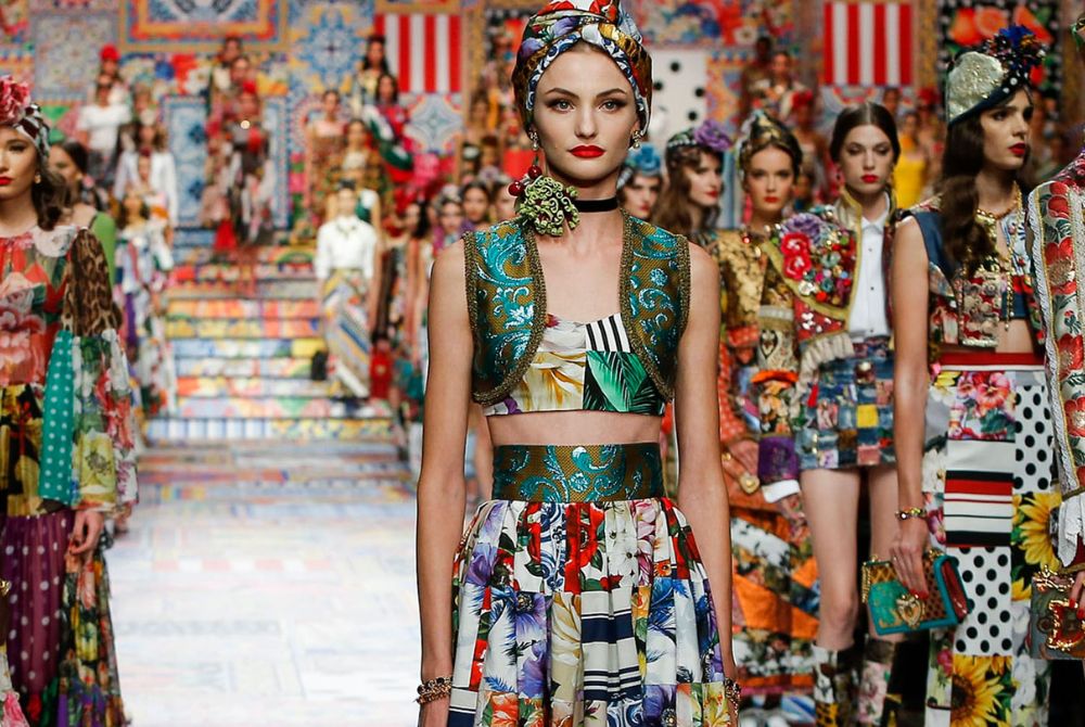 Những màu sắc táo bạo này không chỉ làm cho các thiết kế của Dolce & Gabbana trở nên đặc biệt, mà còn mang đến cho người mặc sự tự tin và tinh thần vui vẻ