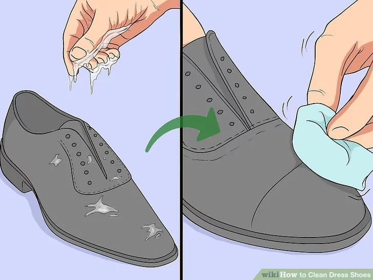 Nhỏ thêm vài giọt nước lên da giày (Nguồn: Internet)