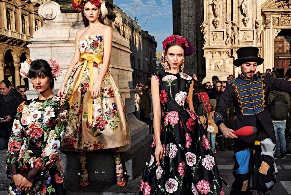 Họa tiết hoa tươi mang đến sự tươi mới và nữ tính cho bộ sưu tập của Dolce & Gabbana