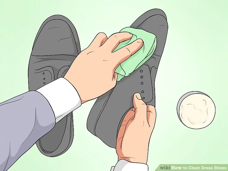 Sử dụng miếng vải chà sạch bụi bẩn trên bề mặt giày (Nguồn: Internet)