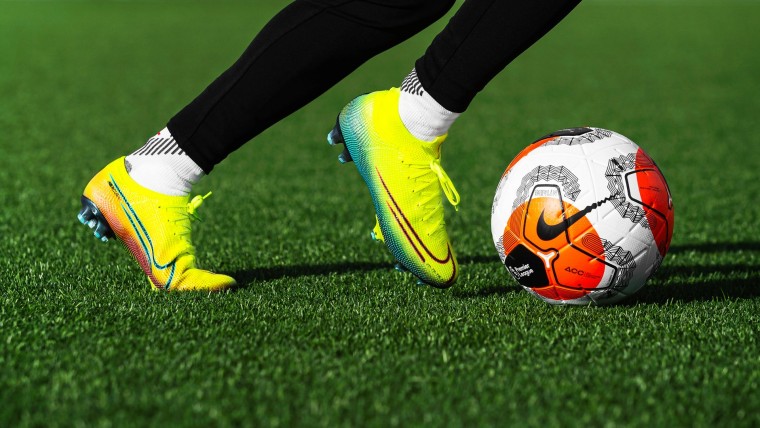 Giày thể thao đá bóng chuyên dụng là loại giày đinh để tăng độ ma sát