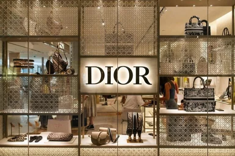 Christian Dior S.A. là một công ty thời trang Pháp chuyên kinh doanh thời trang xa xỉ