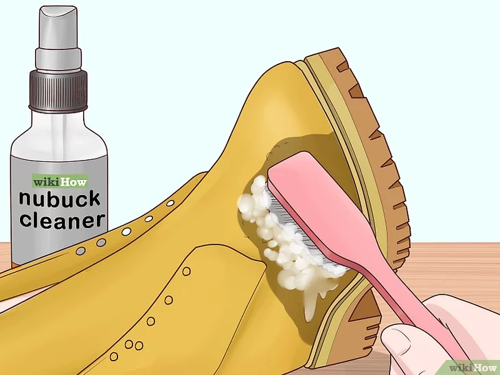 Chà mặt ngoài của giày bằng chất tẩy rửa và nước